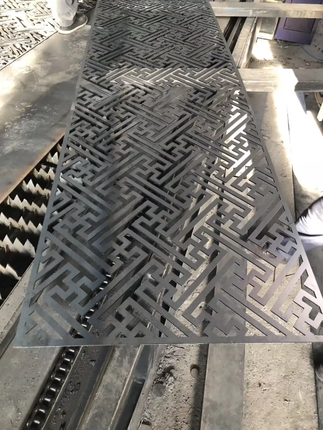 Laser cut decorative steel panel with geometric maze pattern for architectural landscaping – ZEMSS China