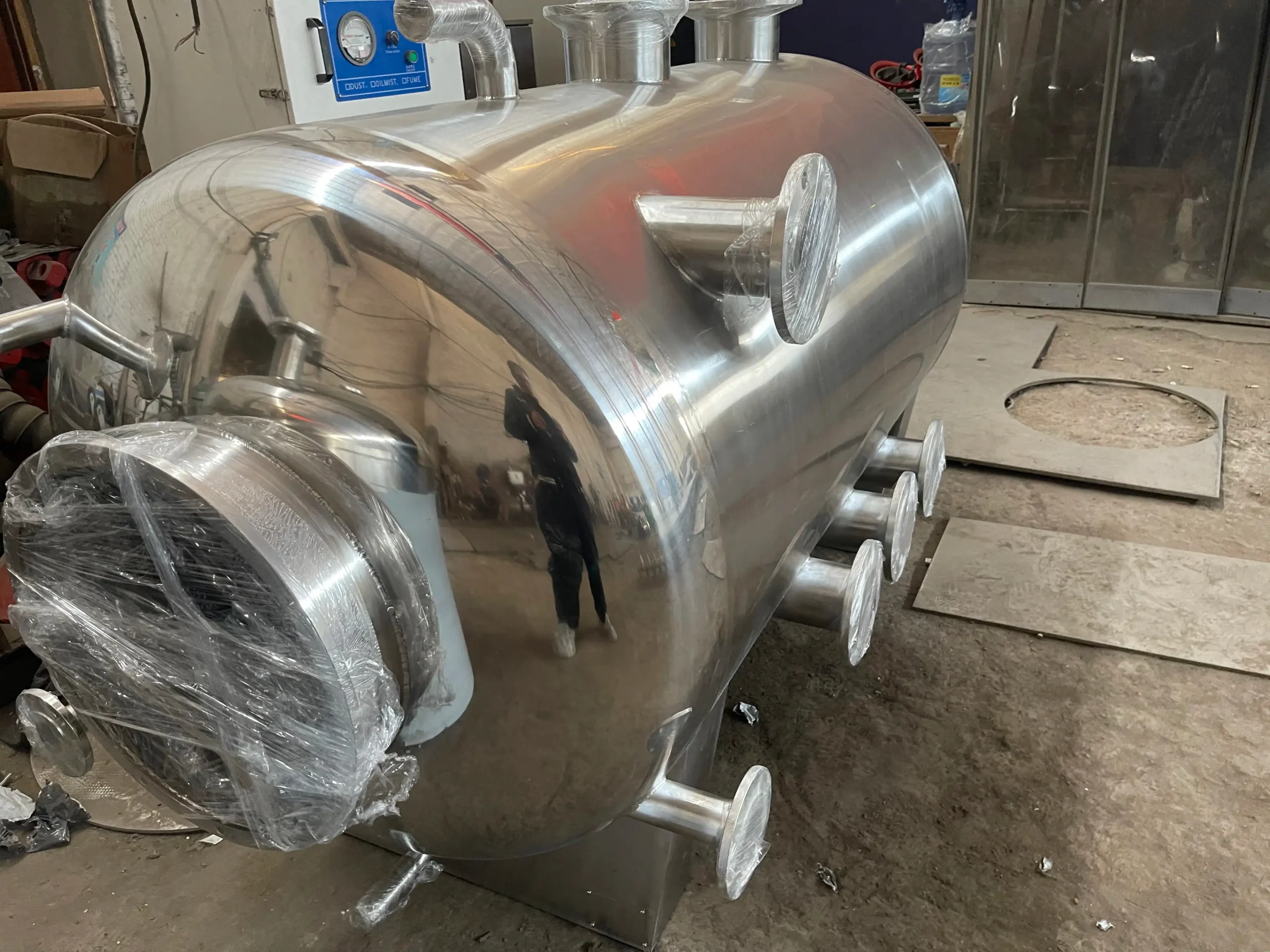 Custom stainless steel pressure vessel with multiple nozzles – industrial fabrication by ZEMSS China