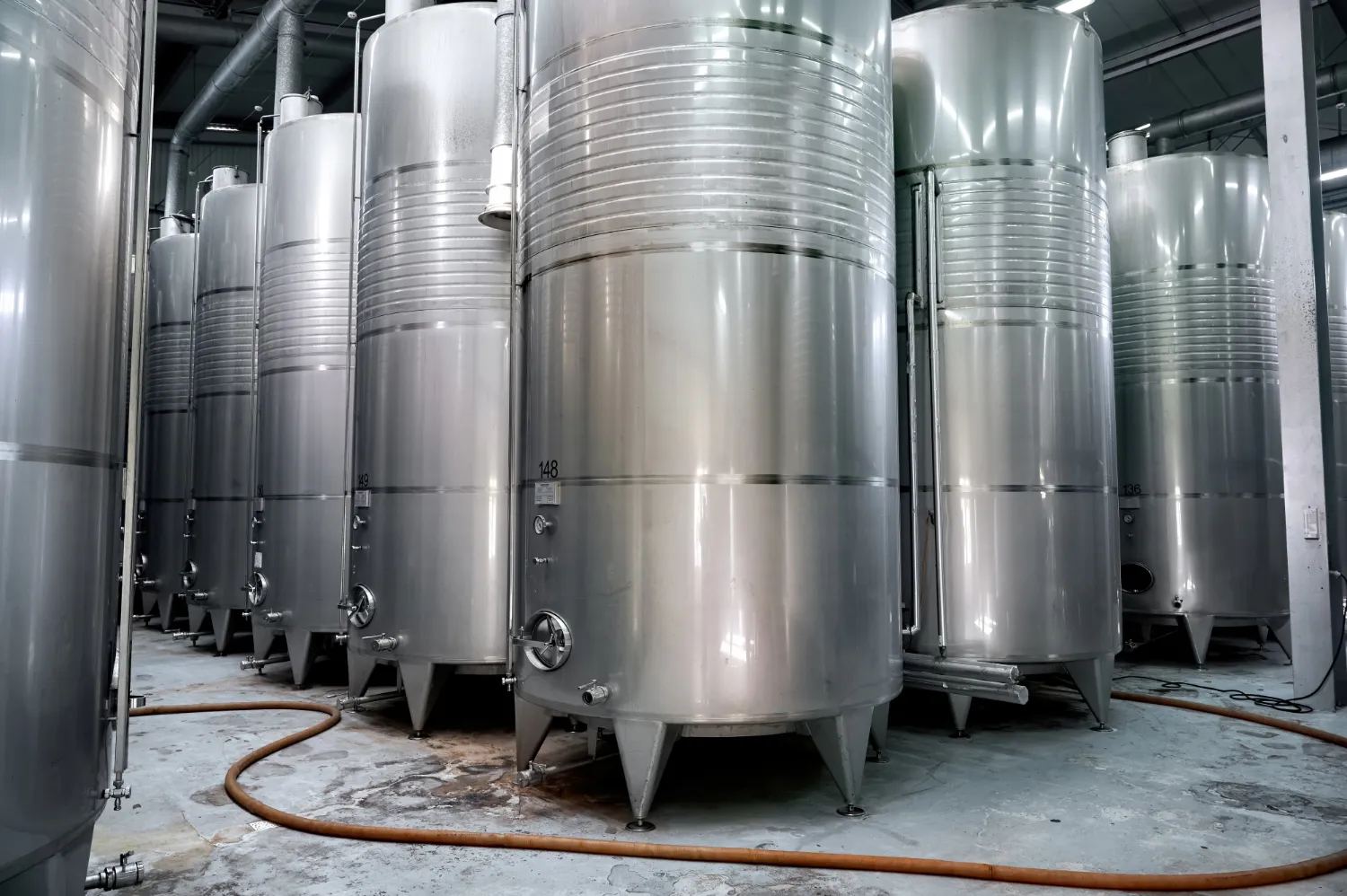 industrial stainless steel storage tanks and pressure vessels for chemical processing