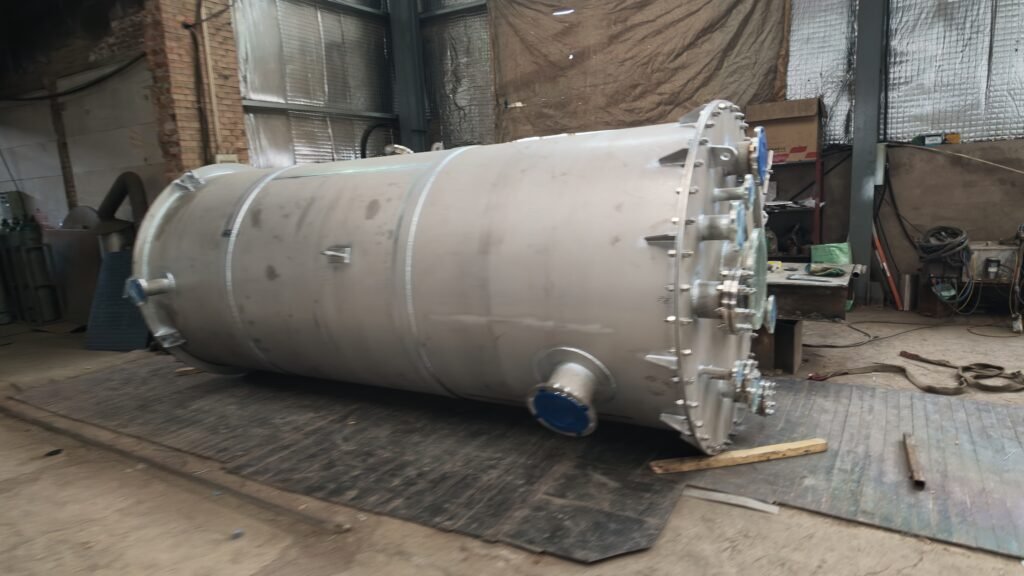 Sanitary stainless steel mixing tanks for pharmaceutical industry