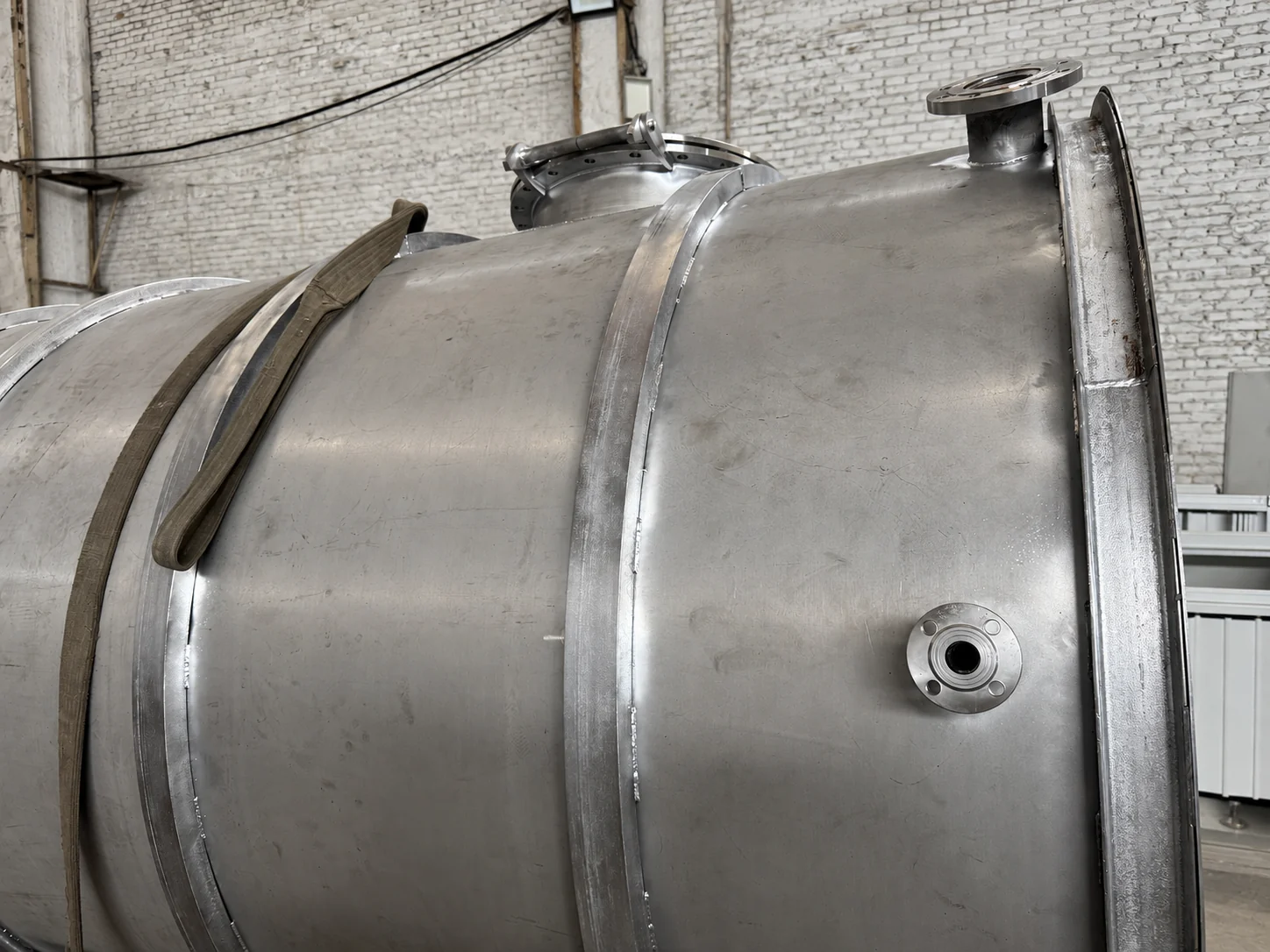 Close view of the project tank shell, a nozzle connection and an external reinforcing ring